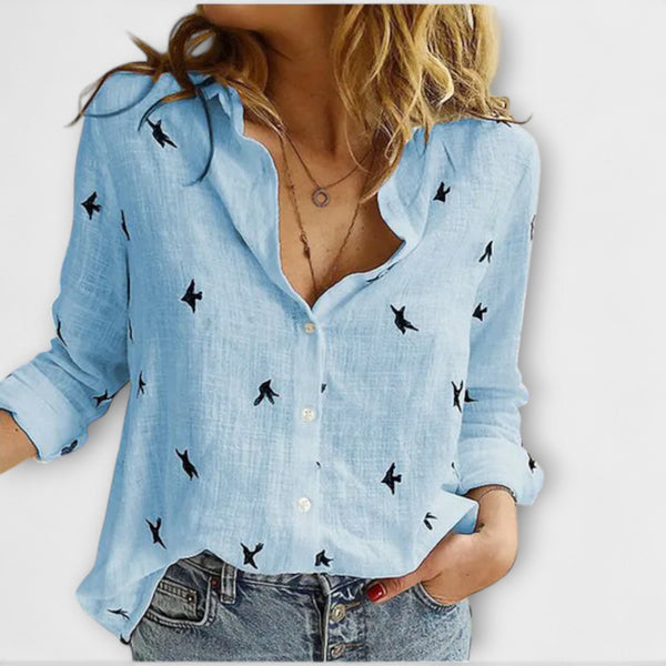 Nadia - Hellblaue Bluse mit Schwalbenmuster