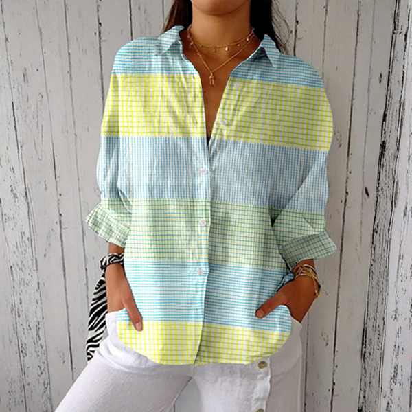 Maria - Hellblaue Pastellbluse mit Streifenmuster