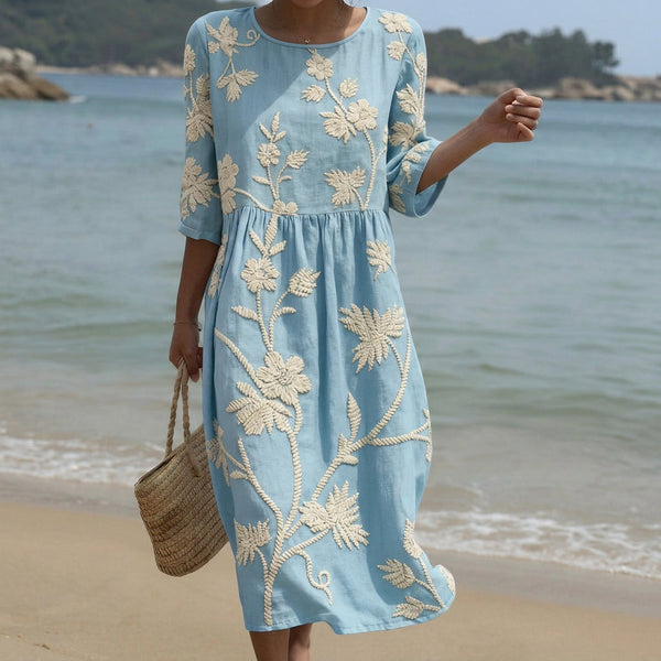 Cátia - Hellblaues Midi-Kleid mit Blütenstickerei